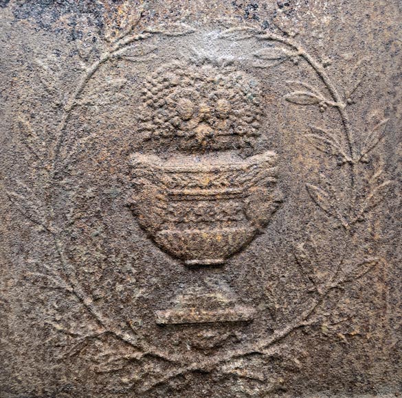 Plaque de cheminée décorée d’un vase antique à fleurs encadré d’une couronne de laurier-3