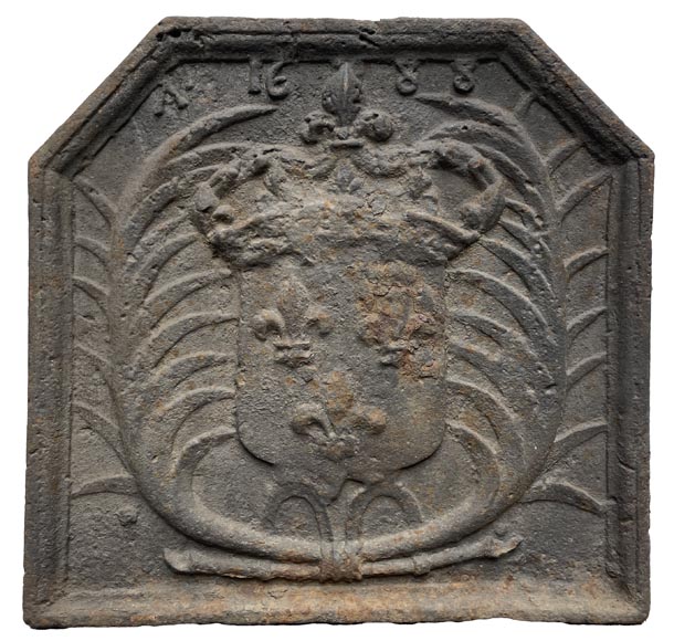 Plaque de cheminée datée de 1688 aux armes de France-0
