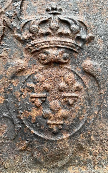 Plaque de cheminée du XVIIIe siècle présentant une triple figuration des armes de France-4