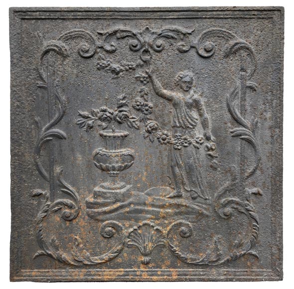 Plaque de cheminée du XVIIIe siècle représentant une figure féminine à la guirlande de fleur à côté d’un vase antique-1