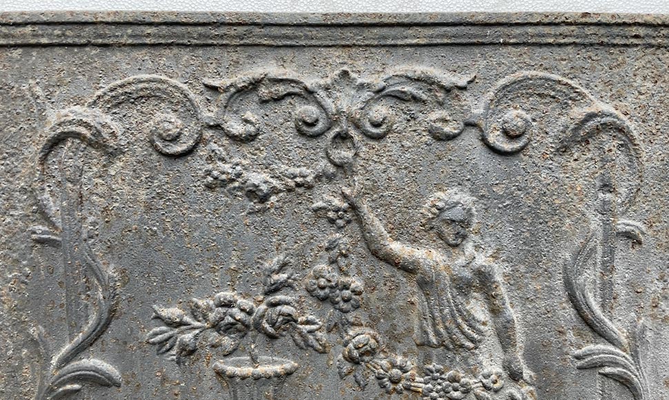 Plaque de cheminée du XVIIIe siècle représentant une figure féminine à la guirlande de fleur à côté d’un vase antique-5