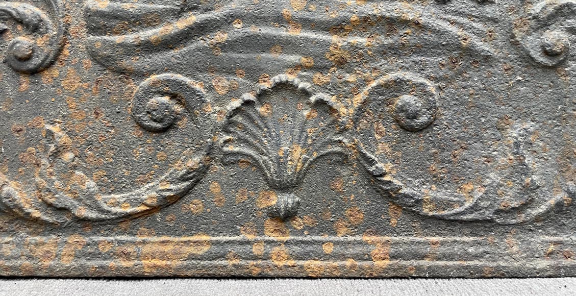 Plaque de cheminée du XVIIIe siècle représentant une figure féminine à la guirlande de fleur à côté d’un vase antique-7