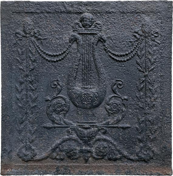Plaque de cheminée d’époque Louis XVI à la lyre-0