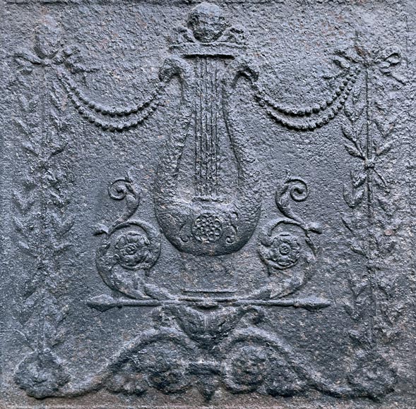 Plaque de cheminée d’époque Louis XVI à la lyre-1