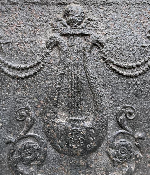 Plaque de cheminée d’époque Louis XVI à la lyre-2