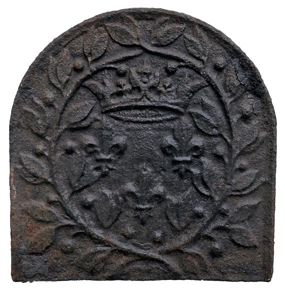 Plaque de cheminée du XVIIIe siècle aux trois lys couronnés, symboles des armes de France-0