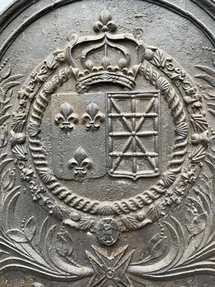 Plaque de cheminée du XVIIe siècle aux armes de France et de Navarre-1