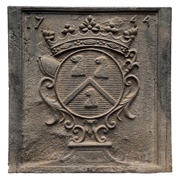 Plaque de cheminée datée de 1744 aux armes d’un abbé-0