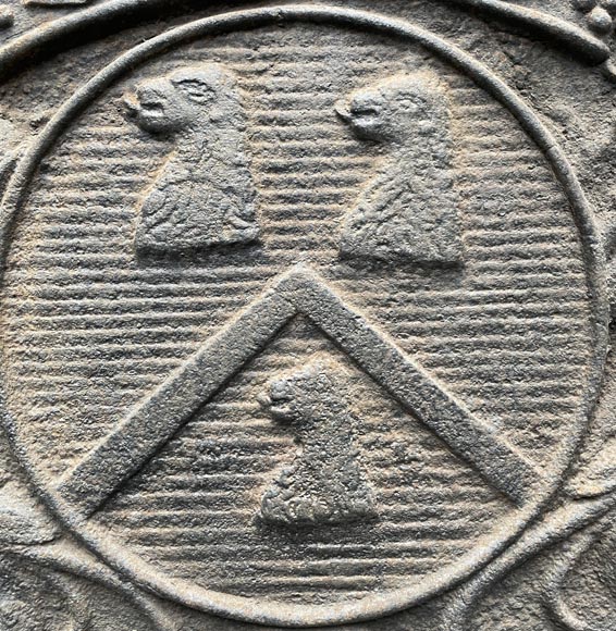 Plaque de cheminée datée de 1744 aux armes d’un abbé-3