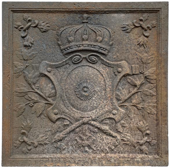 Plaque de cheminée du XVIIIe siècle aux armes couronné-0