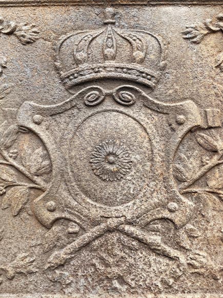 Plaque de cheminée du XVIIIe siècle aux armes couronné-1