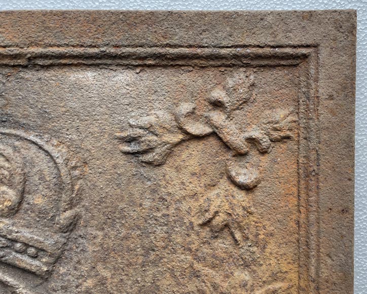 Plaque de cheminée du XVIIIe siècle aux armes couronné-4