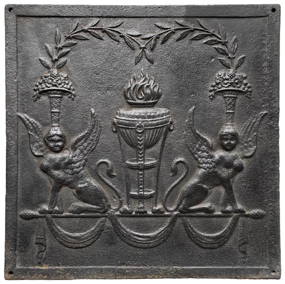 Plaque de cheminée de la fin du XVIIIe siècle au vase de flammes encadré de sphinges-0