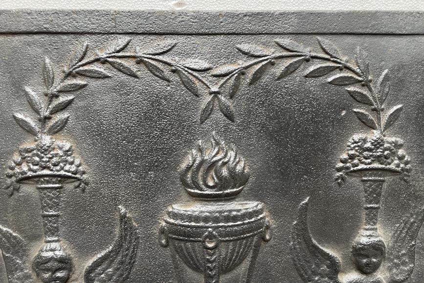 Plaque de cheminée de la fin du XVIIIe siècle au vase de flammes encadré de sphinges-1