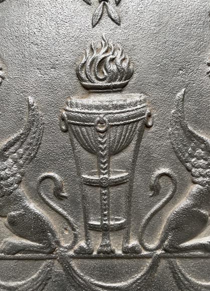 Plaque de cheminée de la fin du XVIIIe siècle au vase de flammes encadré de sphinges-3