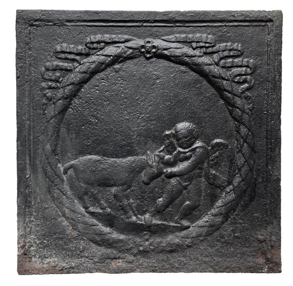 Plaque de cheminée du XVIIIe siècle figurant un amour jouant avec une chèvre-0