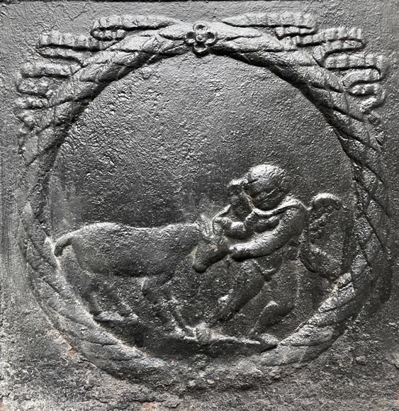 Plaque de cheminée du XVIIIe siècle figurant un amour jouant avec une chèvre-1