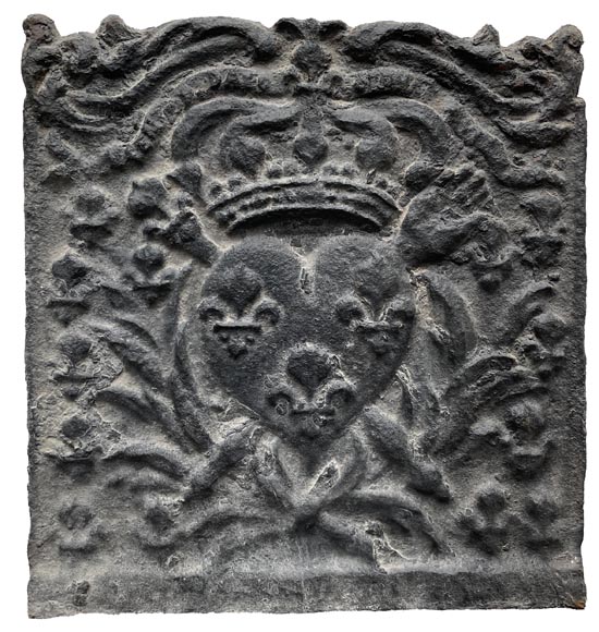 Plaque de cheminée du XVIIIe siècle représentant les symboles de la monarchie française-0