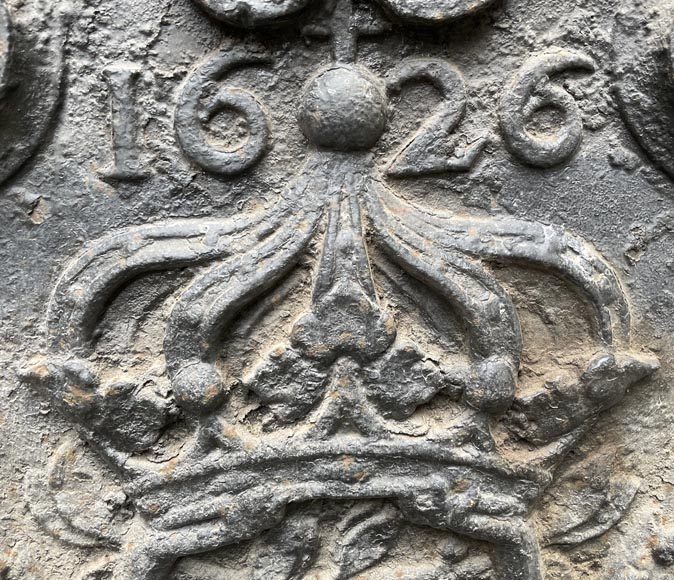 Plaque de cheminée datée de 1626 représentant une orbe crucifère encadrée par deux anges-2
