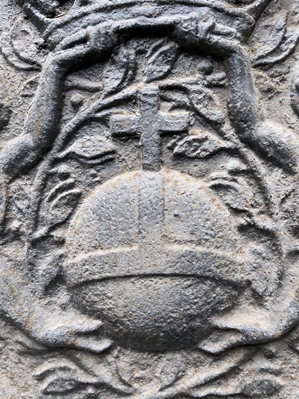 Plaque de cheminée datée de 1626 représentant une orbe crucifère encadrée par deux anges-3