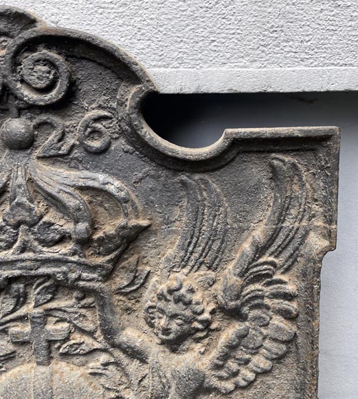Plaque de cheminée datée de 1626 représentant une orbe crucifère encadrée par deux anges-7