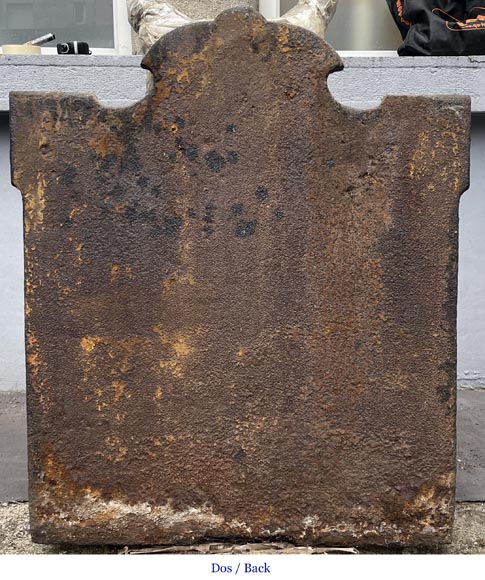 Plaque de cheminée datée de 1626 représentant une orbe crucifère encadrée par deux anges-8