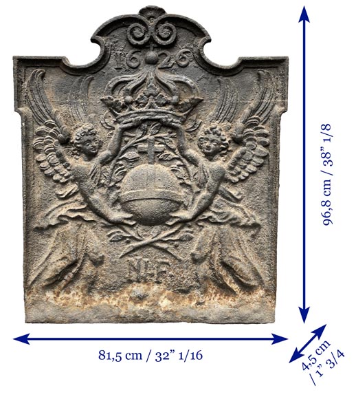 Plaque de cheminée datée de 1626 représentant une orbe crucifère encadrée par deux anges-9