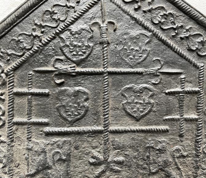 Plaque de cheminée du XVIe siècle aux armes d’Arnould Marchant de Criston-1