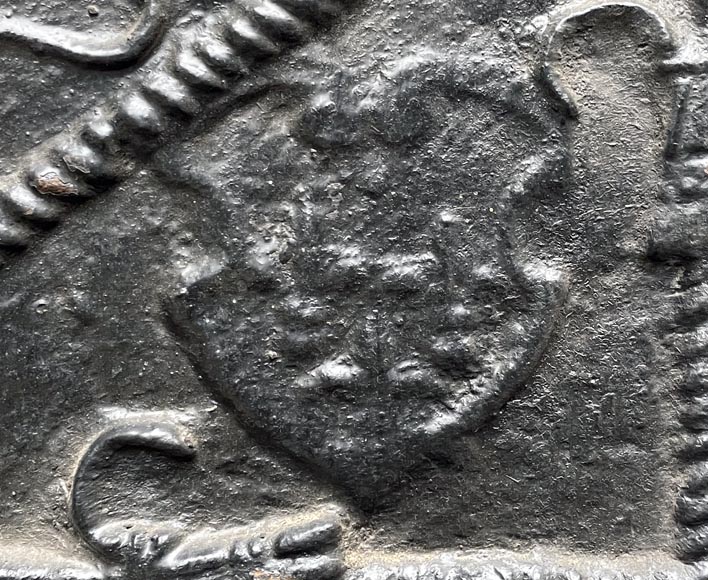 Plaque de cheminée du XVIe siècle aux armes d’Arnould Marchant de Criston-2