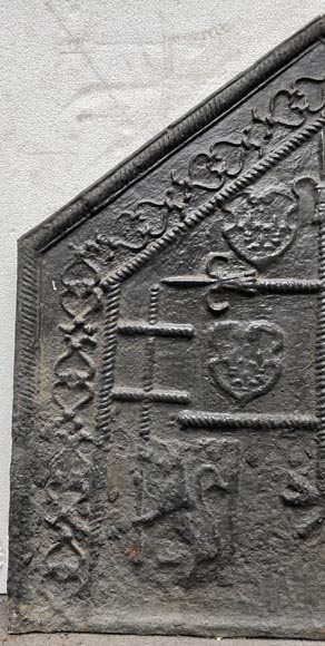 Plaque de cheminée du XVIe siècle aux armes d’Arnould Marchant de Criston-4