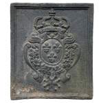 Plaque de cheminée du XVIIIe siècle représentant les armes de France et la couronne royale