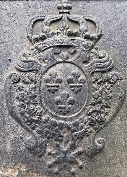 Plaque de cheminée du XVIIIe siècle représentant les armes de France et la couronne royale-1