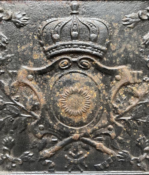 Plaque de cheminée du XIXe siècle à l’écu orné d’un tournesol-1