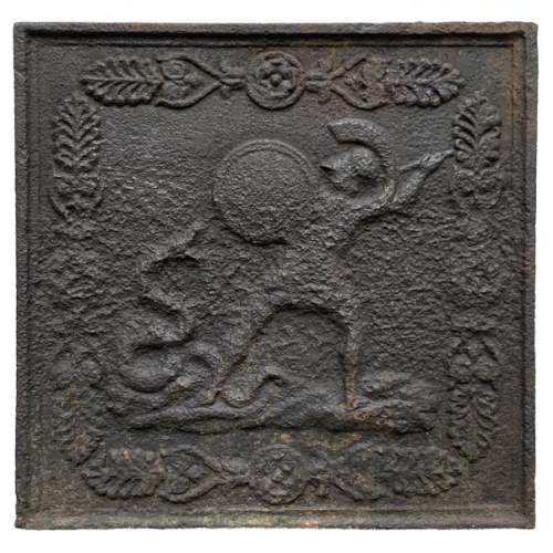 Plaque de cheminée du XIXe siècle représentant une scène de combat mythologique