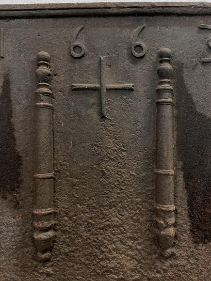 Plaque de cheminée aux colonnes d’Hercule encadrant une croix, datée 1663-1