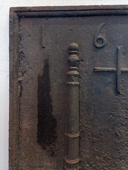 Plaque de cheminée aux colonnes d’Hercule encadrant une croix, datée 1663-2