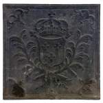 Plaque de cheminée carrée aux fleurs de lys et emblèmes monarchiques