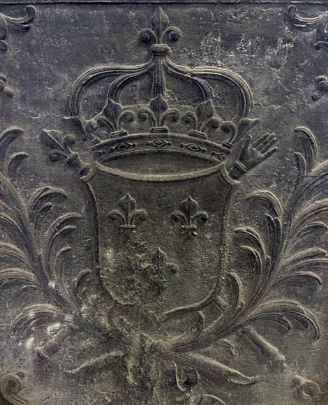 Plaque de cheminée carrée aux fleurs de lys et emblèmes monarchiques-1