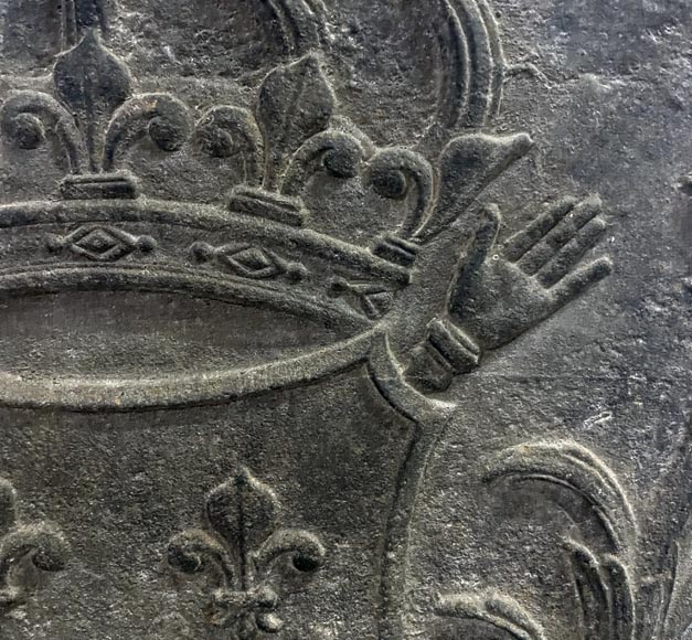 Plaque de cheminée carrée aux fleurs de lys et emblèmes monarchiques-3