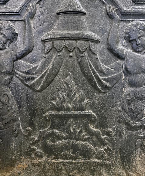 Plaque de cheminée du XVIIIe siècle à la salamandre et aux deux atlantes supportant un entablement aux vases à feu-2