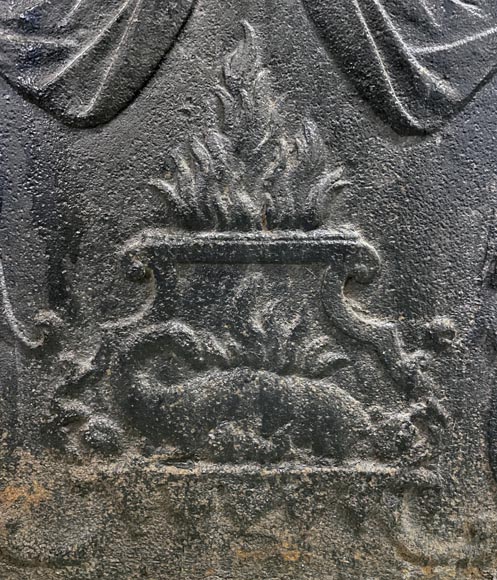 Plaque de cheminée du XVIIIe siècle à la salamandre et aux deux atlantes supportant un entablement aux vases à feu-3