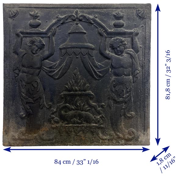 Plaque de cheminée du XVIIIe siècle à la salamandre et aux deux atlantes supportant un entablement aux vases à feu-7