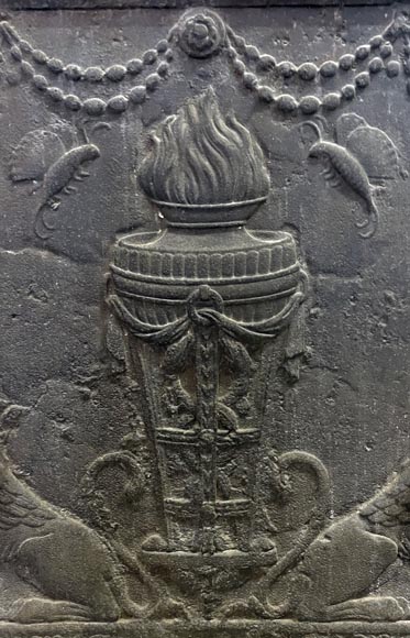 Plaque de cheminée du XVIIIe siècle représentant un vase sur trépied à feu encadré de deux chimères supportant des corbeilles de fruits-1