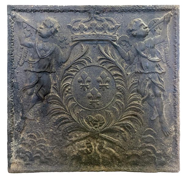 Plaque de cheminée aux armes de France encadré par deux anges soufflant dans des trompettes, XVIIIe siècle-0