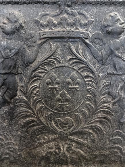 Plaque de cheminée aux armes de France encadré par deux anges soufflant dans des trompettes, XVIIIe siècle-1