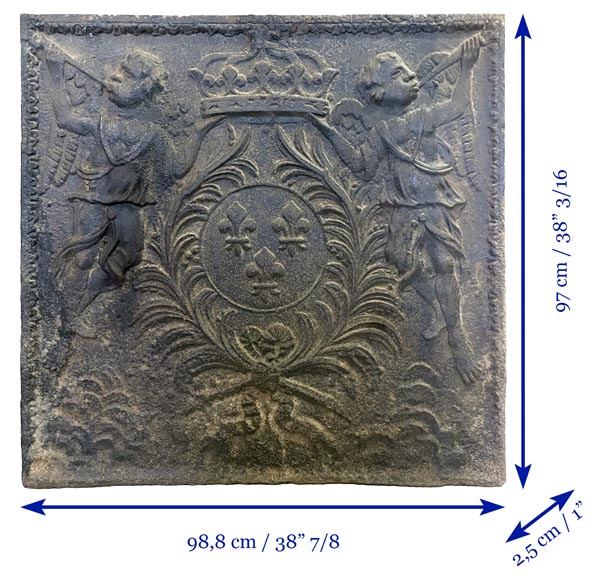 Plaque de cheminée aux armes de France encadré par deux anges soufflant dans des trompettes, XVIIIe siècle-5