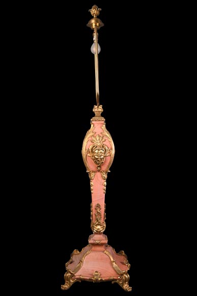 Fonderie Fumière & Cie, Lampe en marbre rose d’inspiration rocaille aux mascarons de bronze doré, vers 1906-1926-0