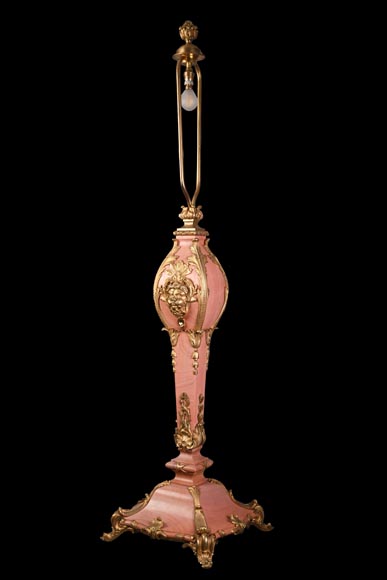 Fonderie Fumière & Cie, Lampe en marbre rose d’inspiration rocaille aux mascarons de bronze doré, vers 1906-1926-1