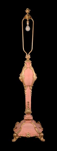 Fonderie Fumière & Cie, Lampe en marbre rose d’inspiration rocaille aux mascarons de bronze doré, vers 1906-1926-2