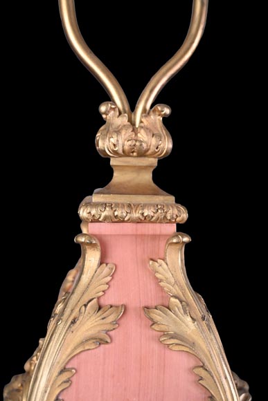 Fonderie Fumière & Cie, Lampe en marbre rose d’inspiration rocaille aux mascarons de bronze doré, vers 1906-1926-4